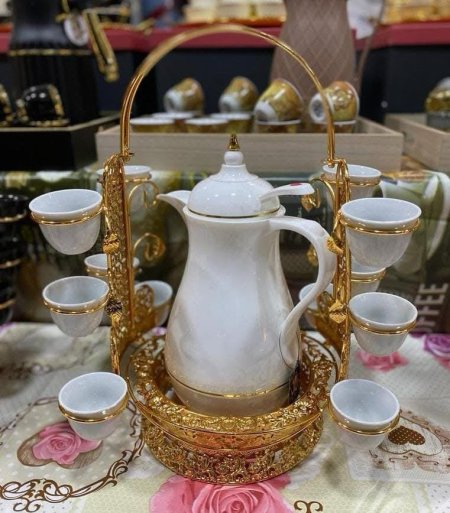 حمالة براد قهوة وفناجين ذهبي